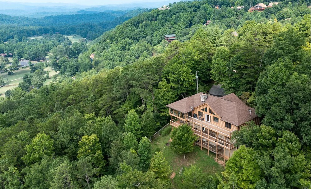 STUNNING View, PRVT Mountain Cabin, Sauna, MovieRm