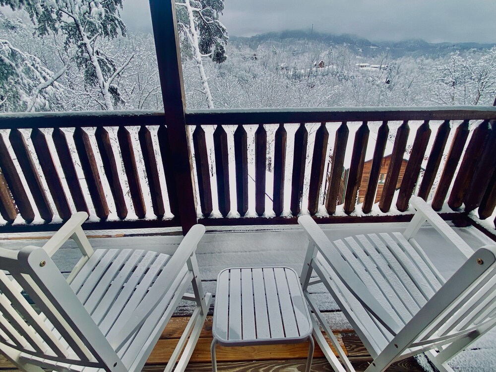 *HOT TUB & VIEW* - Best Views and Movies, Close to ALL!! - Spring Break Specials