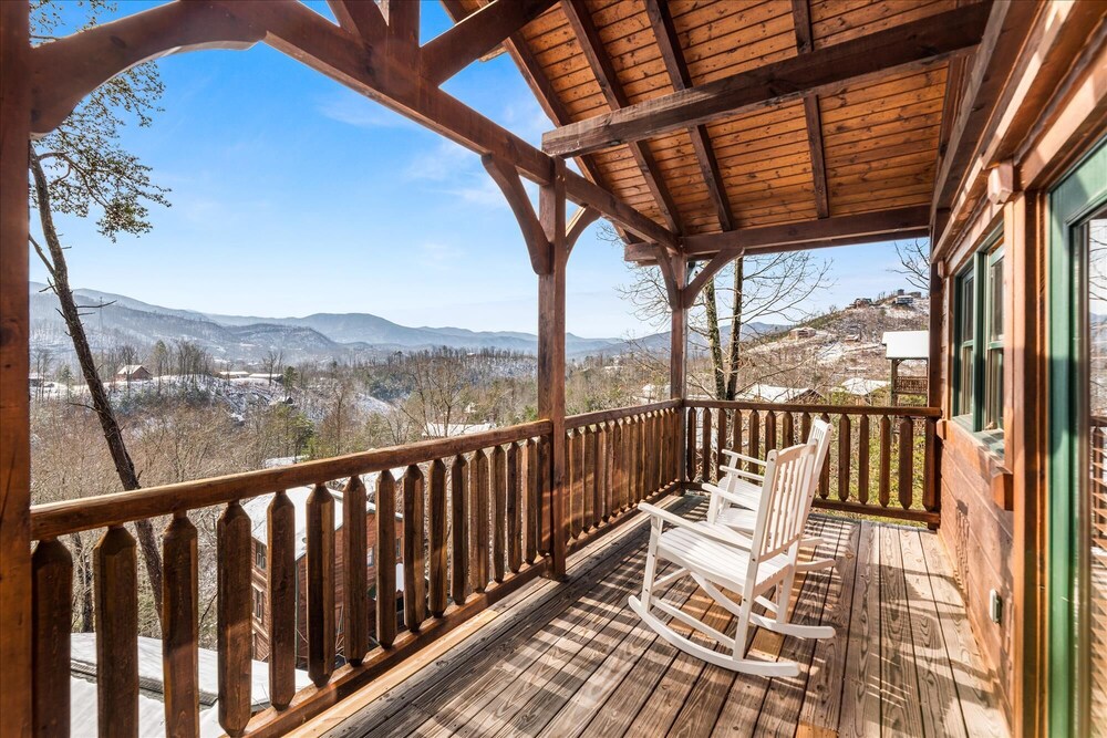 *HOT TUB & VIEW* - Best Views and Movies, Close to ALL!! - Spring Break Specials