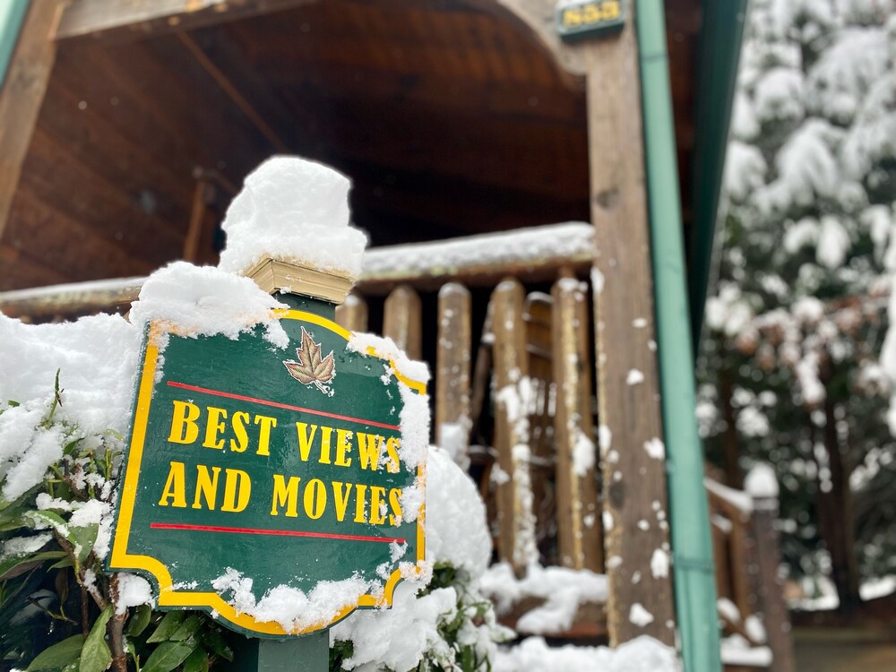 *HOT TUB & VIEW* - Best Views and Movies, Close to ALL!! - Spring Break Specials