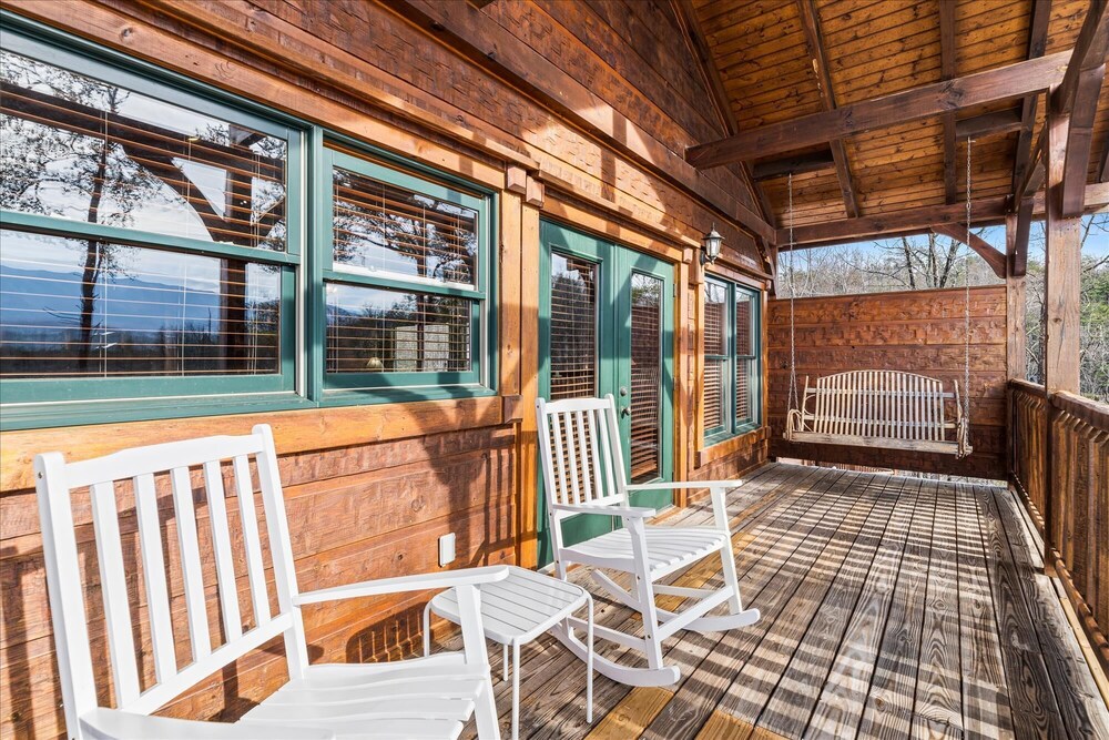 *HOT TUB & VIEW* - Best Views and Movies, Close to ALL!! - Spring Break Specials