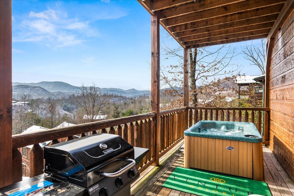 *HOT TUB & VIEW* - Best Views and Movies, Close to ALL!! - Spring Break Specials