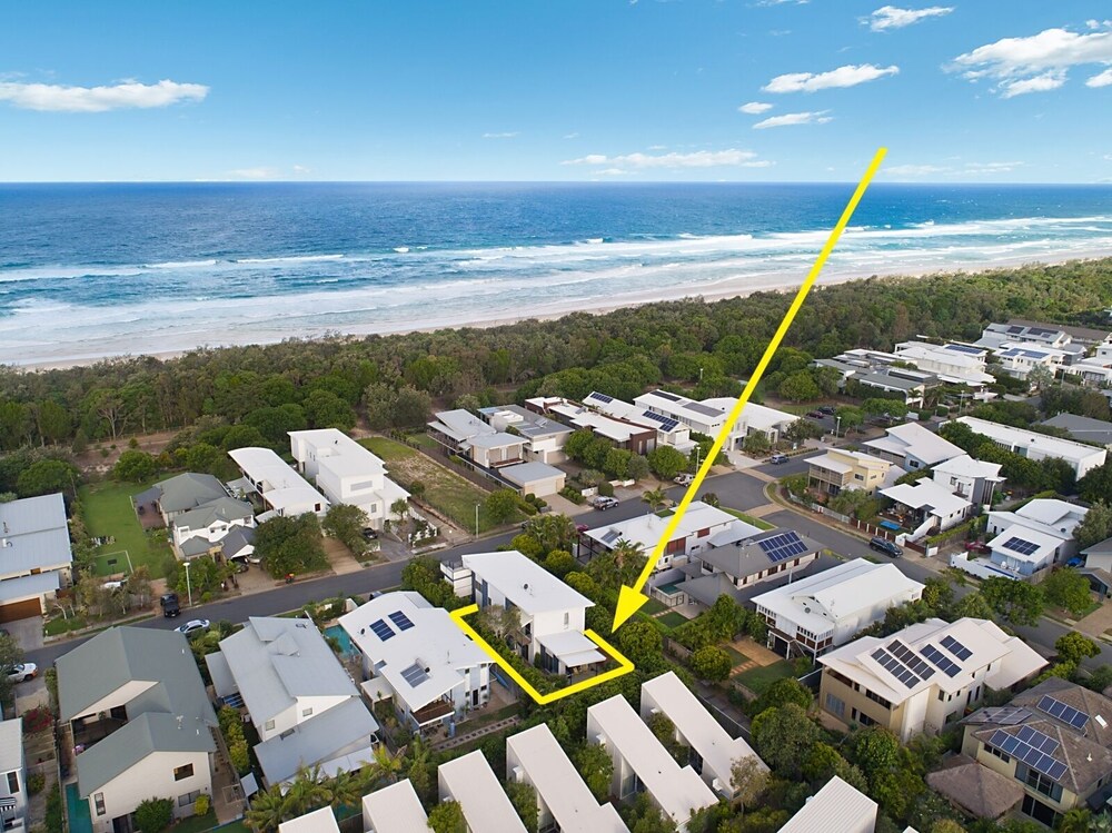 Beachside Retreat - 2 Bedrooms (Short or Long Term) Opposite Casuarina Beach