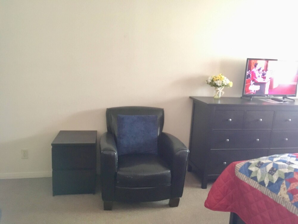 Comfort, cozy, private and quite with free parking, Gym and swim pool