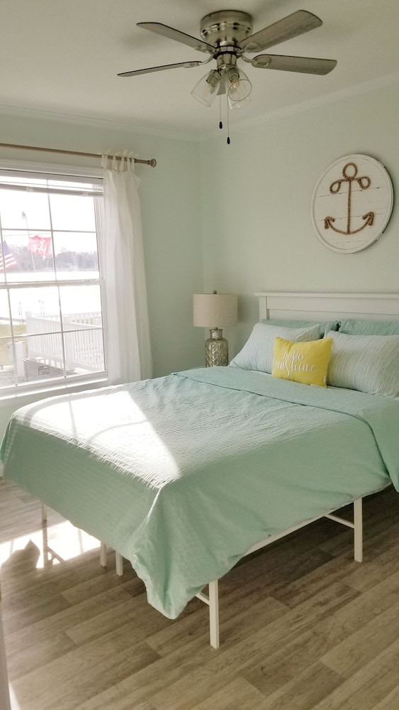 New Construction 3 Bed/2 Bath Home on Beautiful Nyona Lake Sleeps 9 Pet