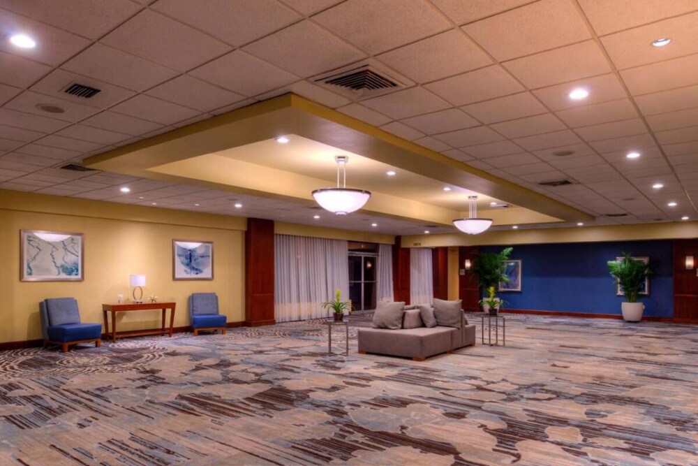 Prime Location! On-site Restaurant and Bar, Just Short Drive to Westshore Mall!