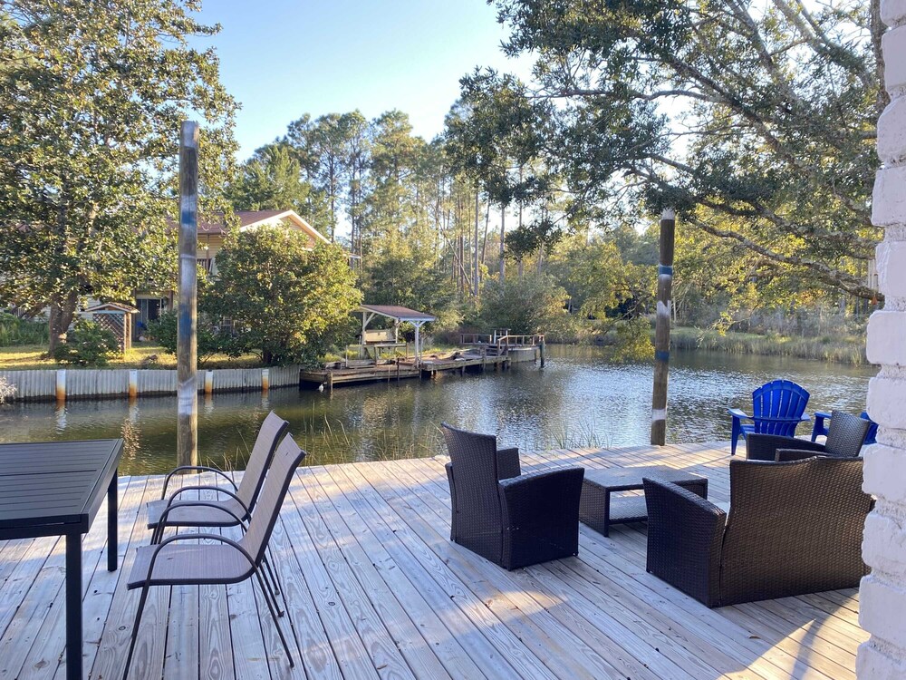 Sleeps 6 - Water Front Home Close to the Beach and Downtown and Pensacola