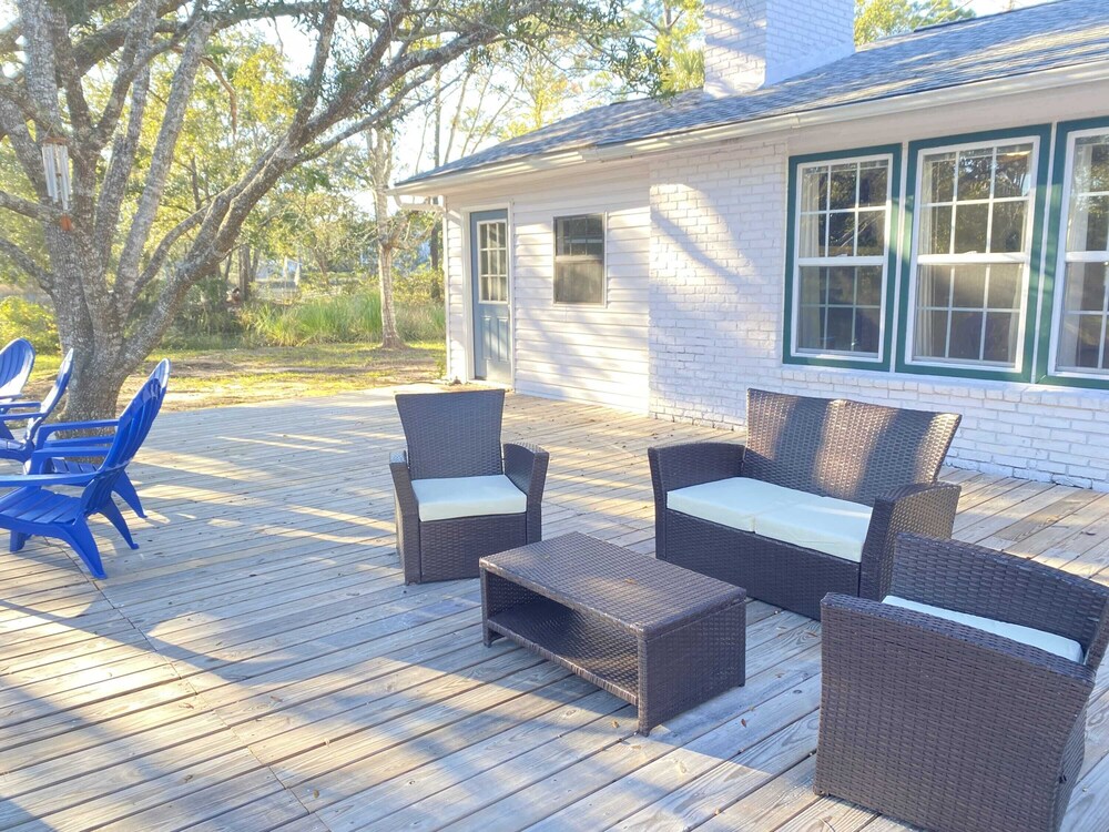 Sleeps 6 - Water Front Home Close to the Beach and Downtown and Pensacola