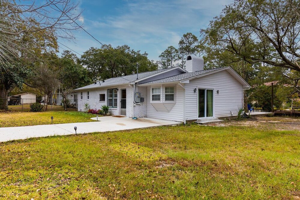 Sleeps 6 - Water Front Home Close to the Beach and Downtown and Pensacola