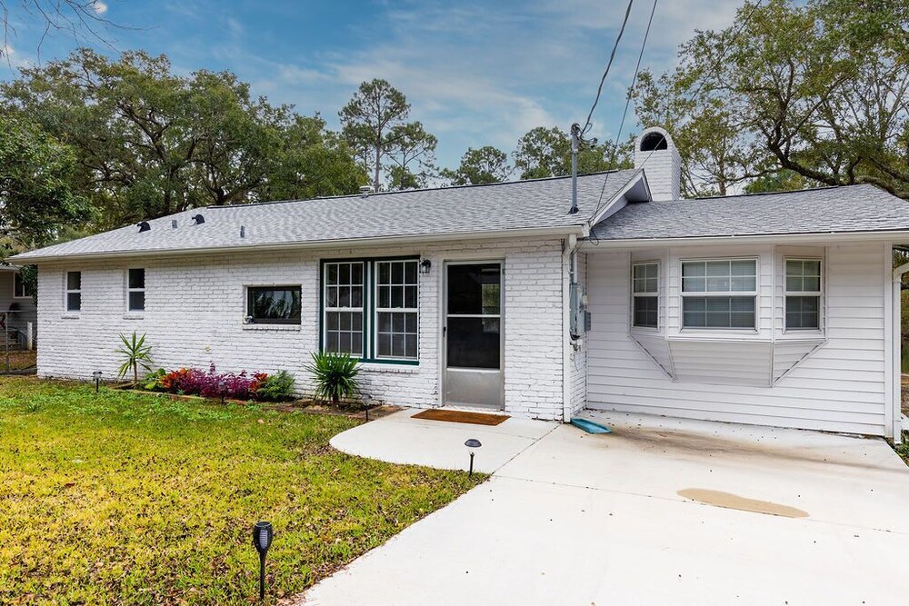 Sleeps 6 - Water Front Home Close to the Beach and Downtown and Pensacola