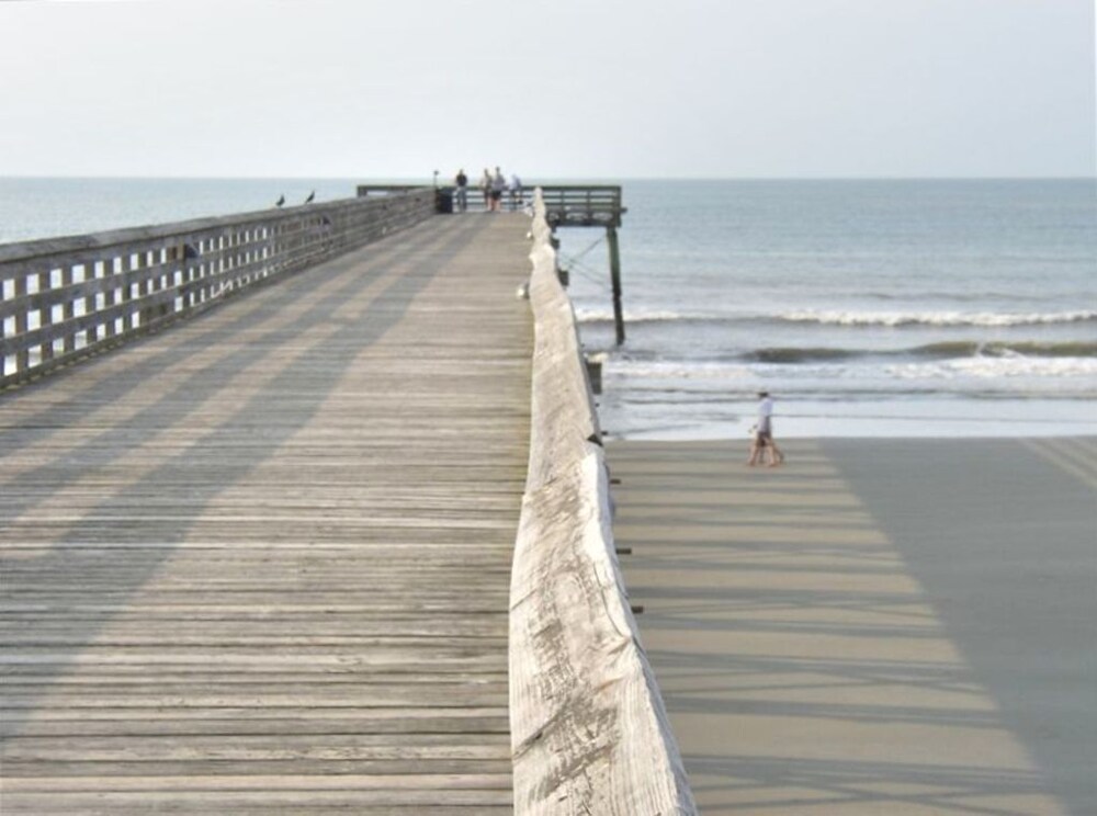 *NEW RENTAL* Modern, Completely Renovated Ocean Front Condo!! Community Pool & Pier!