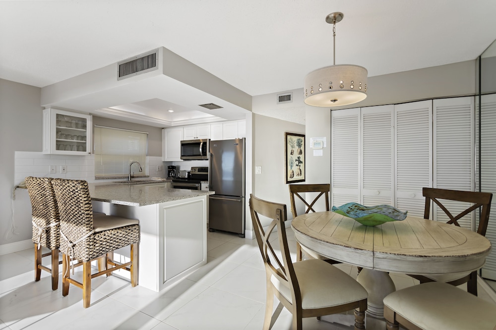 Gulf Gate Resort #303 Gulf Front 1BR 1.5BA