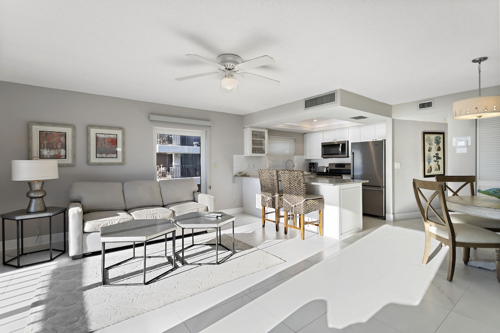 Gulf Gate Resort #303 Gulf Front 1BR 1.5BA