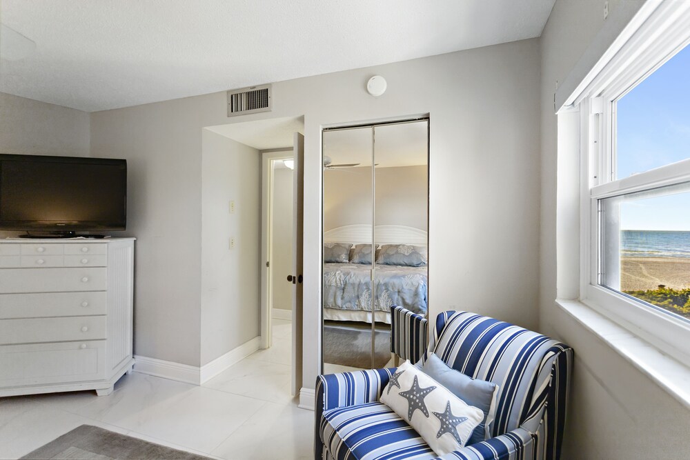 Gulf Gate Resort #303 Gulf Front 1BR 1.5BA