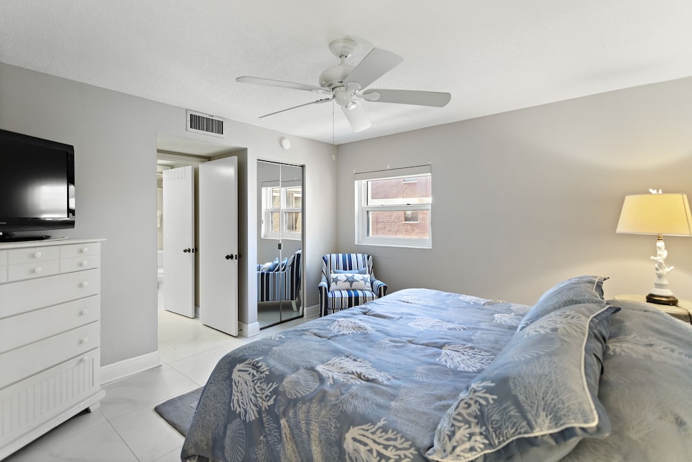 Gulf Gate Resort #303 Gulf Front 1BR 1.5BA