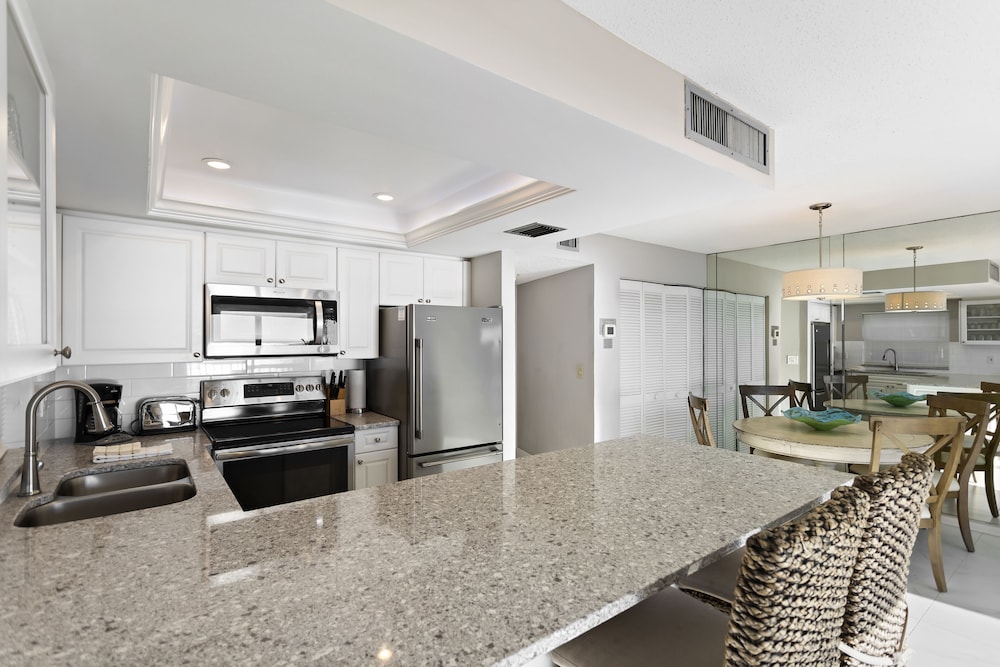 Gulf Gate Resort #303 Gulf Front 1BR 1.5BA