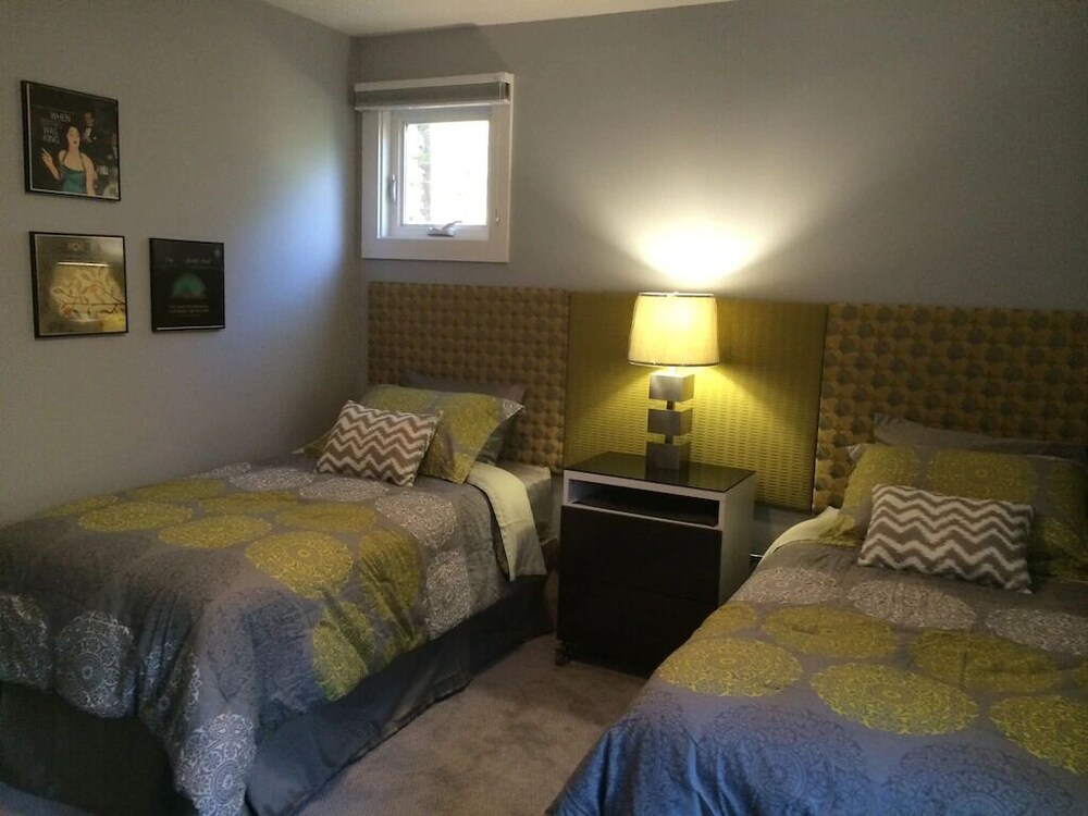 Lovely Bungalow in private , secluded neighborhood near Carrboro