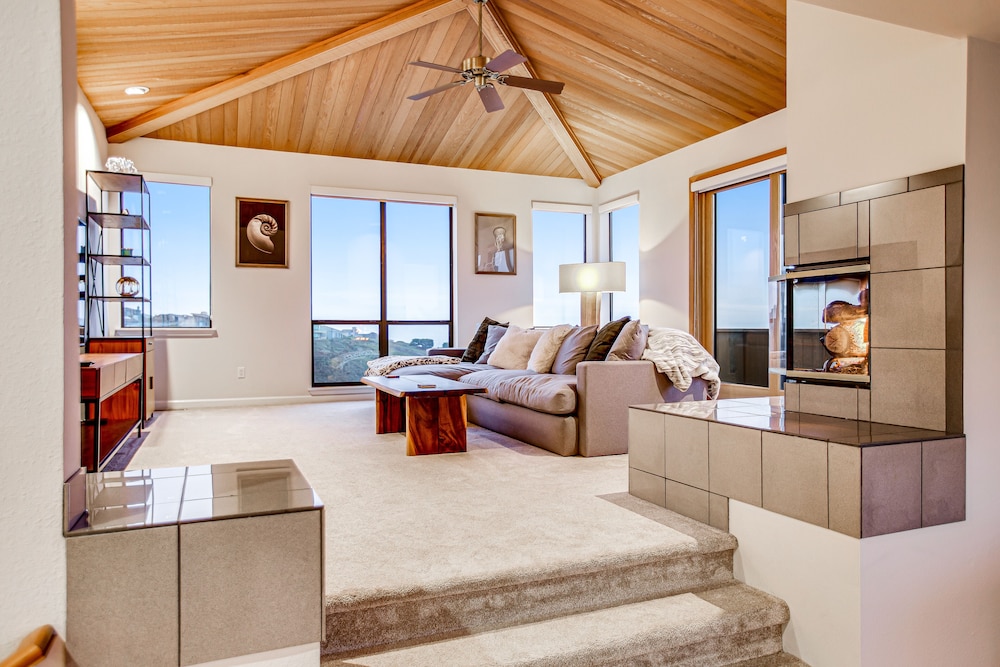 Dreamy Bodega Bay Haven w/ Golf Course & Ocean Views Decks, Fireplace
