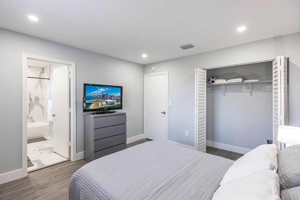 Lovely Newly Renovated! Townhouse 3 bedroom 3 bathroom/ Nice Patio