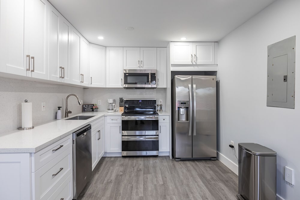 Lovely Newly Renovated! Townhouse 3 bedroom 3 bathroom/ Nice Patio