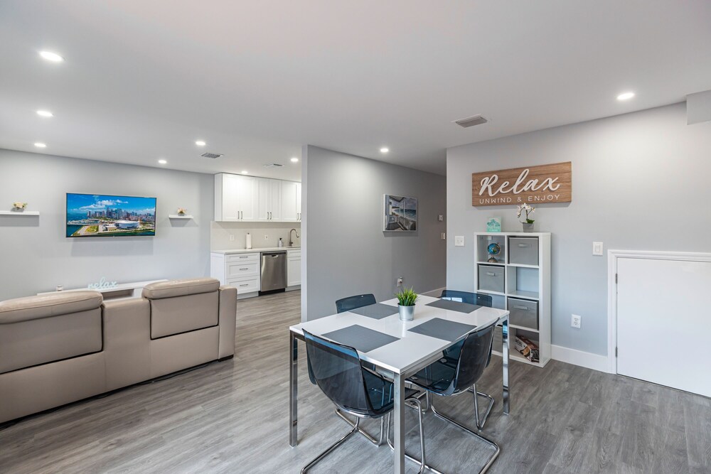 Lovely Newly Renovated! Townhouse 3 bedroom 3 bathroom/ Nice Patio