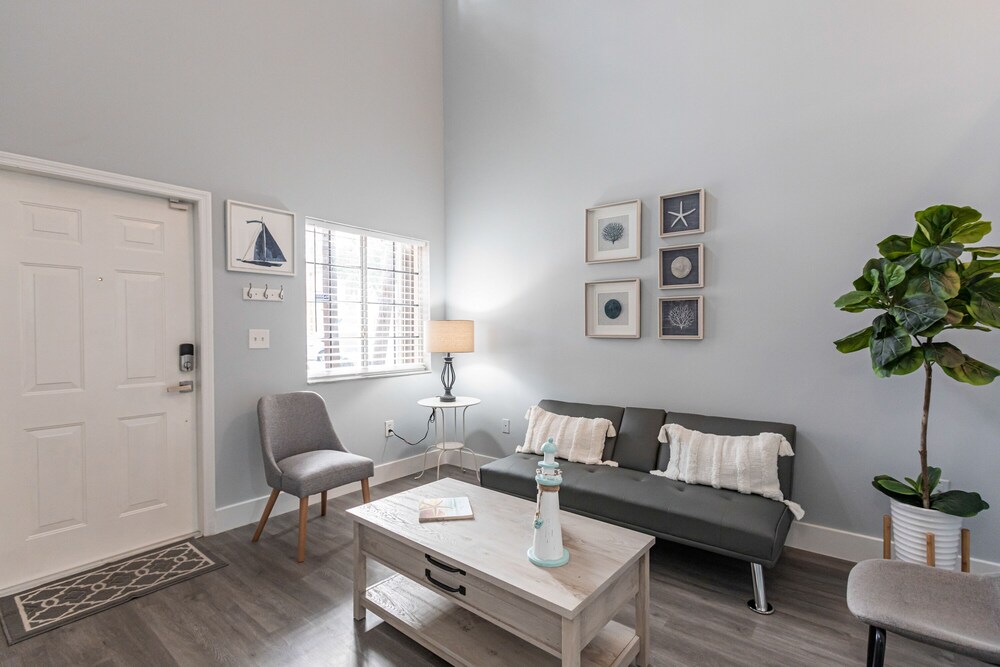 Lovely Newly Renovated! Townhouse 3 bedroom 3 bathroom/ Nice Patio