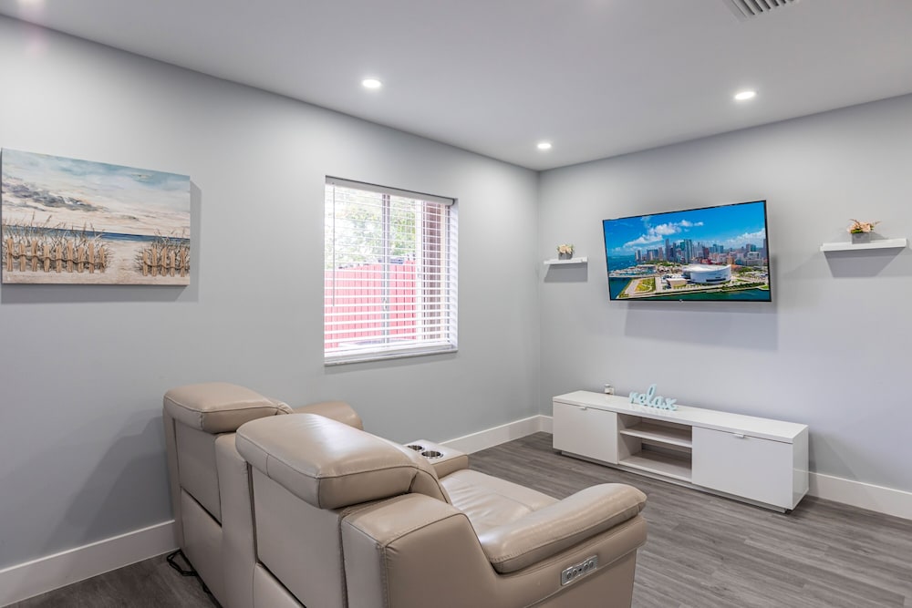 Lovely Newly Renovated! Townhouse 3 bedroom 3 bathroom/ Nice Patio