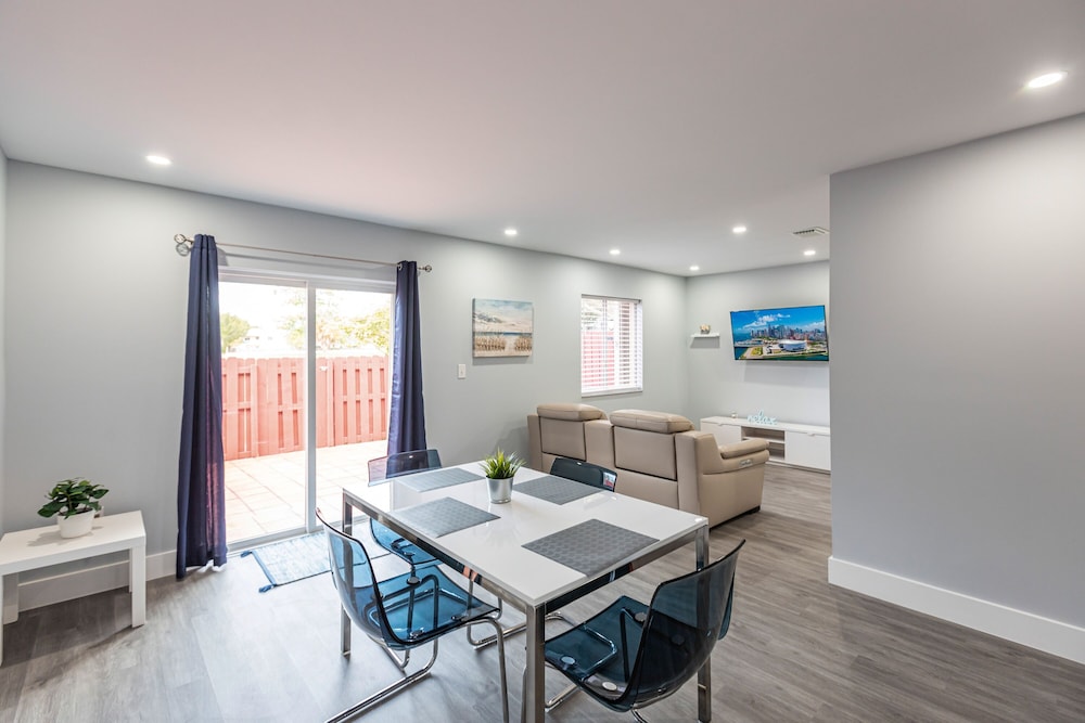 Lovely Newly Renovated! Townhouse 3 bedroom 3 bathroom/ Nice Patio