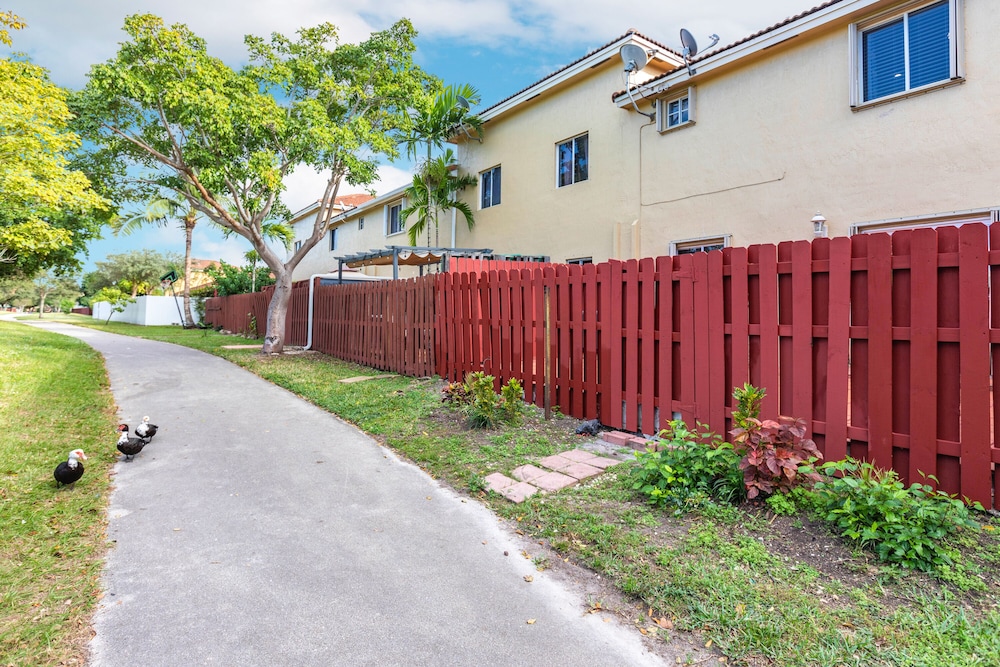 Lovely Newly Renovated! Townhouse 3 bedroom 3 bathroom/ Nice Patio