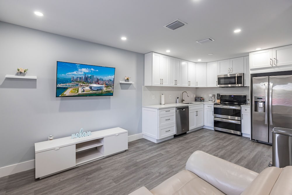 Lovely Newly Renovated! Townhouse 3 bedroom 3 bathroom/ Nice Patio