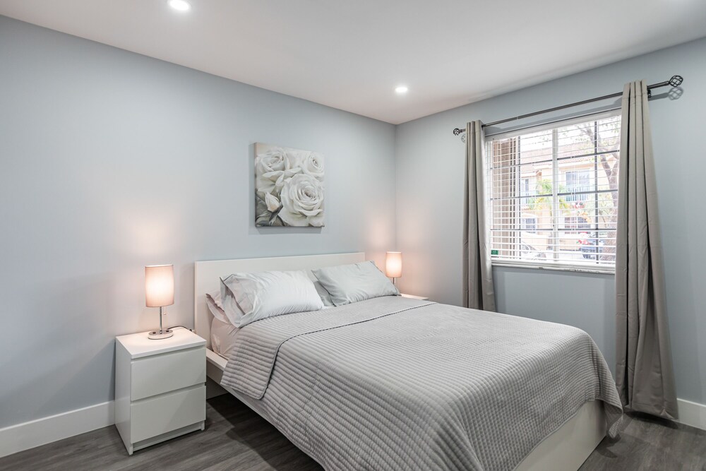 Lovely Newly Renovated! Townhouse 3 bedroom 3 bathroom/ Nice Patio