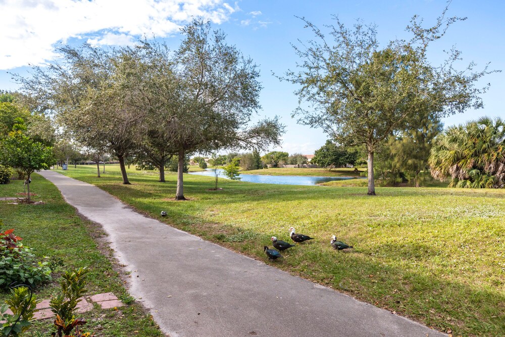 Lovely Newly Renovated! Townhouse 3 bedroom 3 bathroom/ Nice Patio
