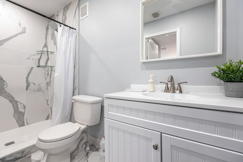 Lovely Newly Renovated! Townhouse 3 bedroom 3 bathroom/ Nice Patio