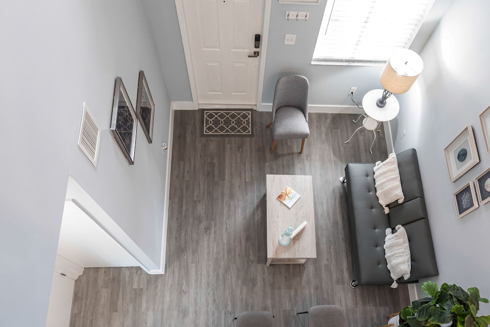 Lovely Newly Renovated! Townhouse 3 bedroom 3 bathroom/ Nice Patio