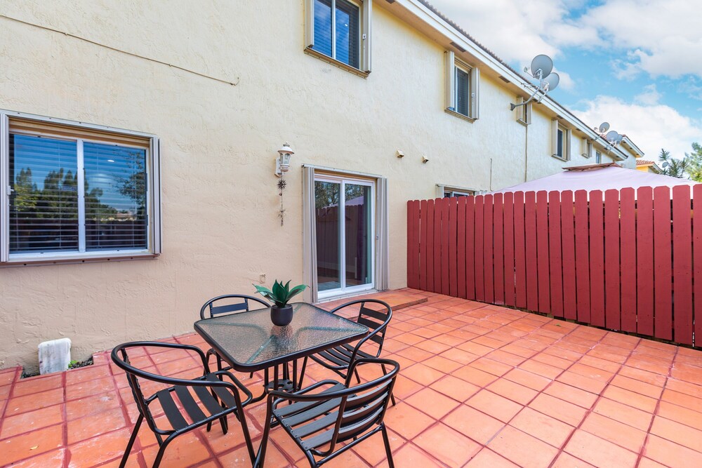 Lovely Newly Renovated! Townhouse 3 bedroom 3 bathroom/ Nice Patio