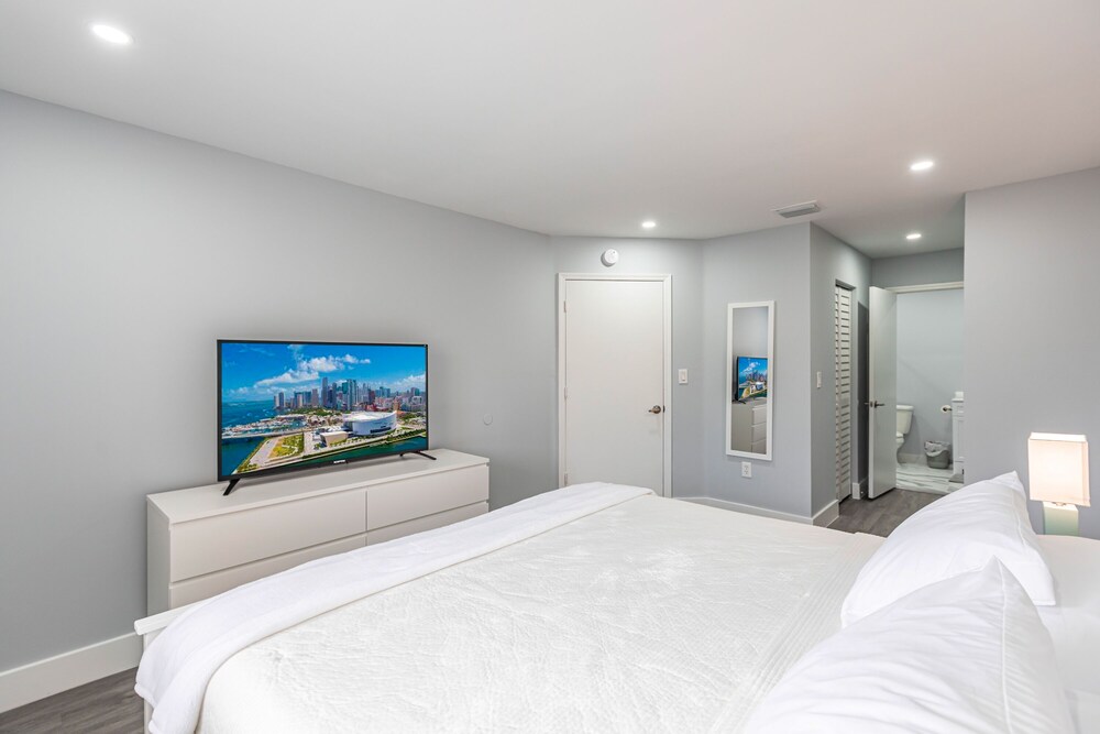 Lovely Newly Renovated! Townhouse 3 bedroom 3 bathroom/ Nice Patio