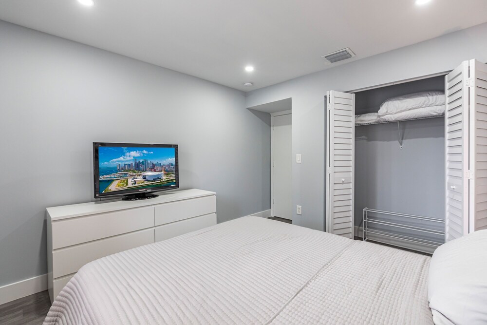 Lovely Newly Renovated! Townhouse 3 bedroom 3 bathroom/ Nice Patio