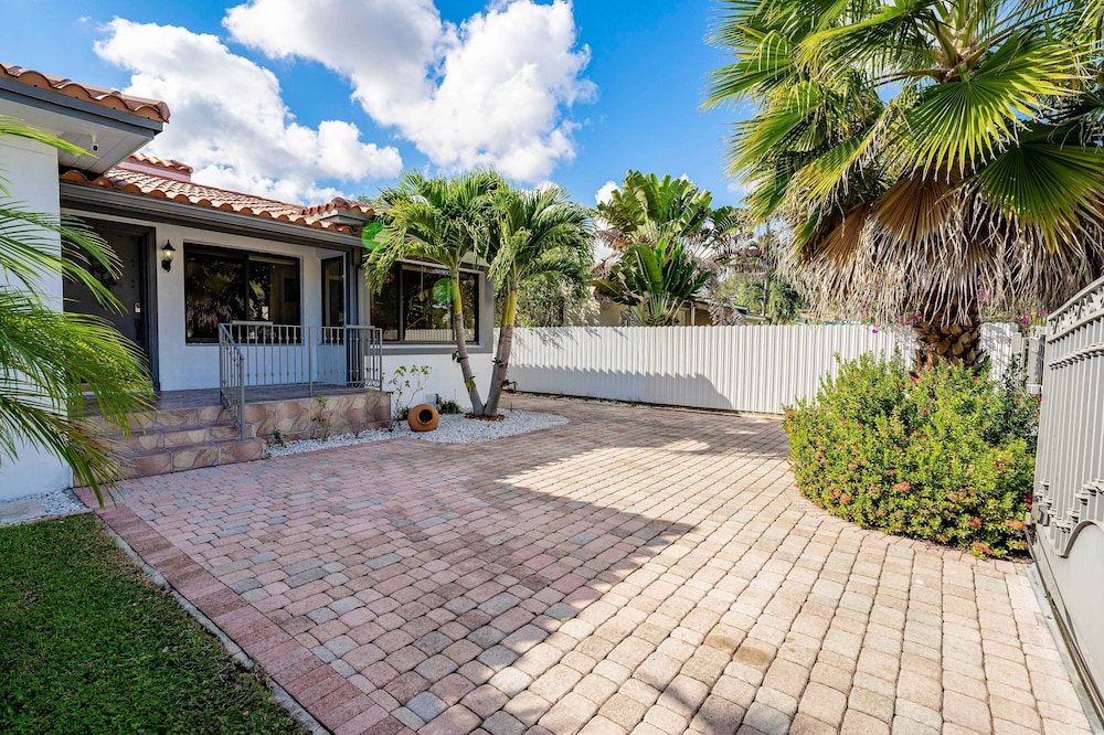 Welcome to Paradise POOL Home in Brickell 5 min to the beach.