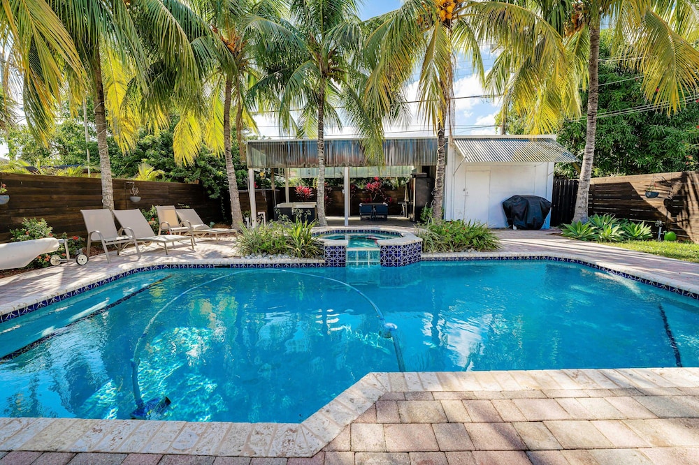 Welcome to Paradise POOL Home in Brickell 5 min to the beach.