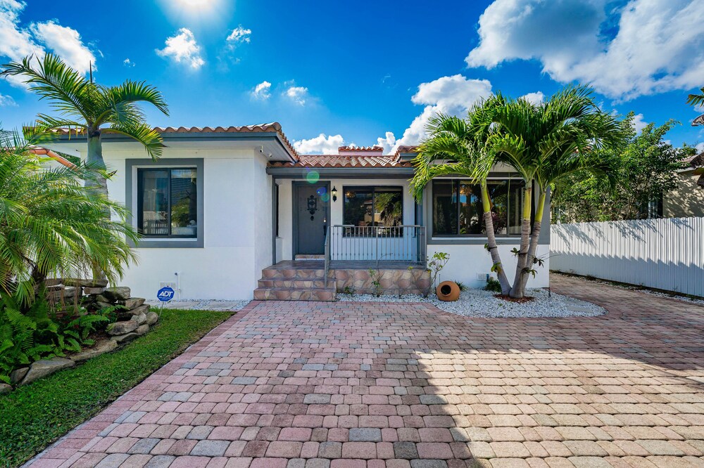 Welcome to Paradise POOL Home in Brickell 5 min to the beach.