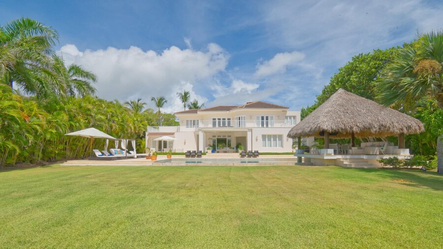 Fantastic 8-bedroom Golf-front Mansion Near the Beach