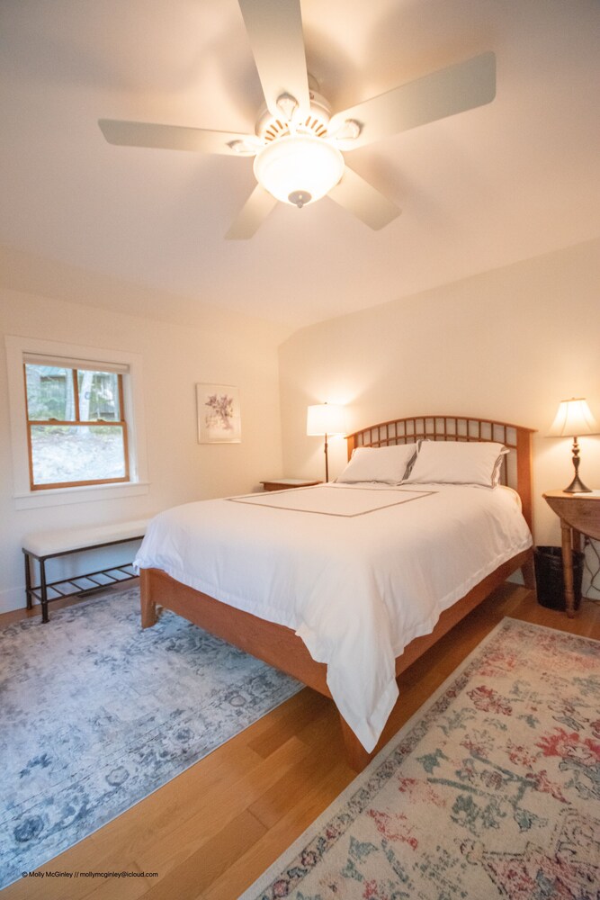 Lovely lakeside setting on beautiful Alamoosook Lake. Orland Vrbo