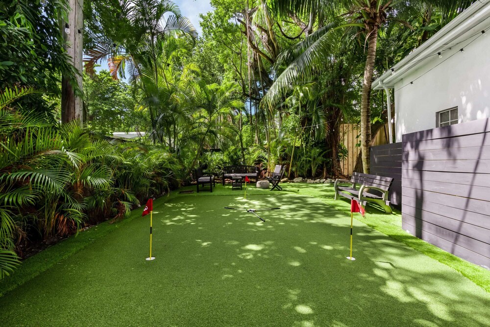 Villa Paris+Mini Golf ⛳️ Heated Pool 🔥, 12 min to South Beach 🏝