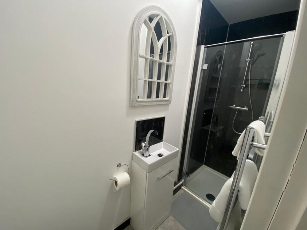 Remarkable 1 Bed Apartment in Birmingham