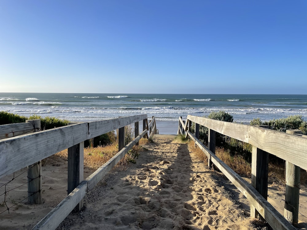 Ocean Grove - walk to the beach in 5 mins! Sleeps 4.