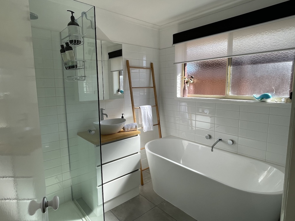 Ocean Grove - walk to the beach in 5 mins! Sleeps 4.