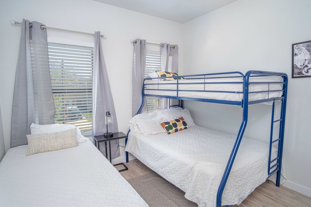 Spectacular Cozy 3 Br/2.5 BA Apt Near Downtown