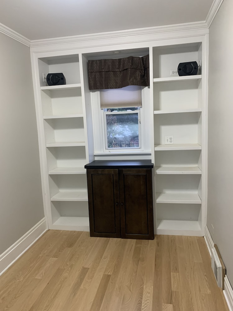 Walking distance to everything downtown Naperville! Naperville Vrbo