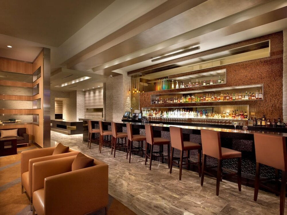 Miami Getaway! On-site Restaurant and Bar, Short Drive to Downtown Miami!