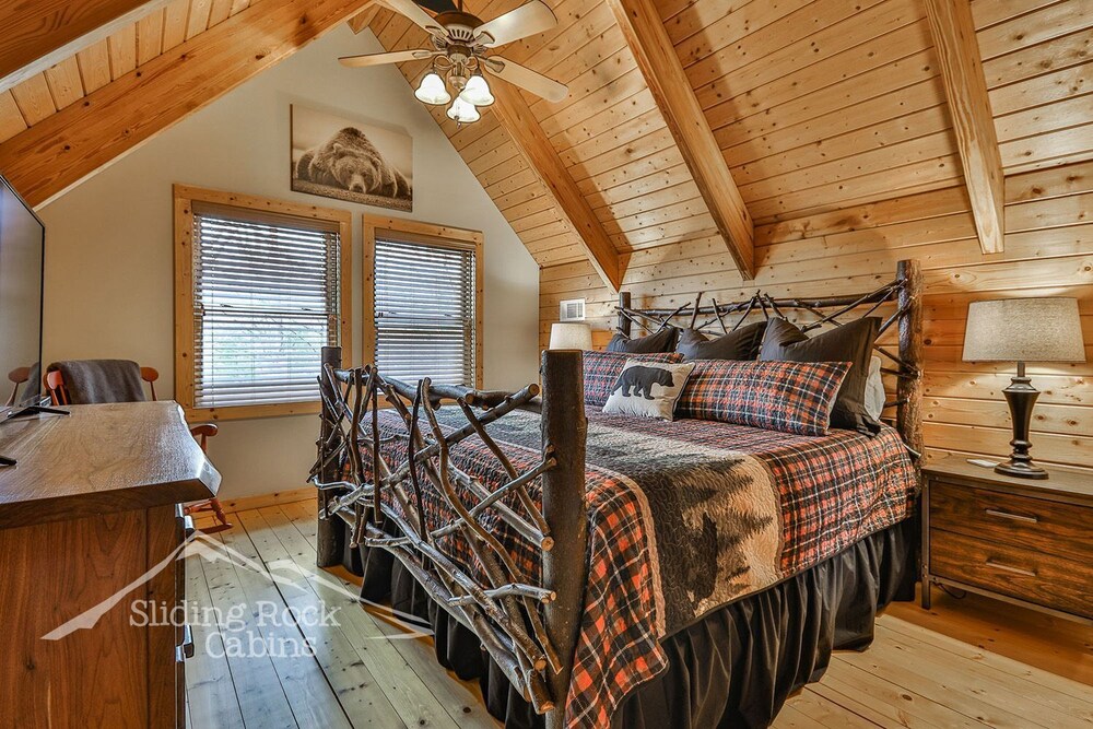 4/3.5 bath sleeps 8, pet friendlyfenced yard, WIFI, HOT TUB Walnut Mountain Vrbo
